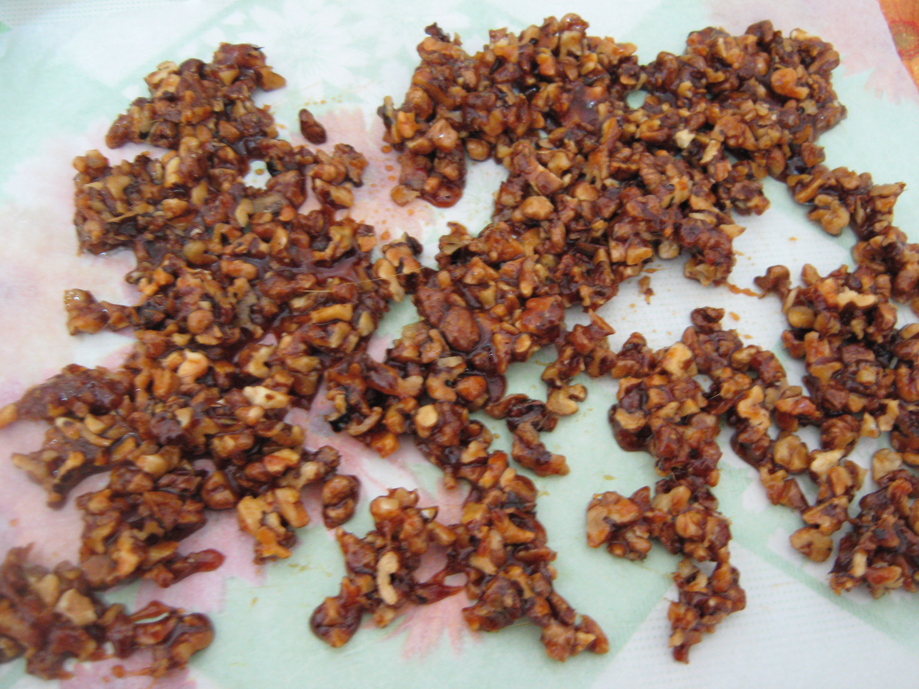 Nucile caramelizate puse la racit